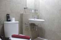 Toilet Kamar Spacious 1BR with Great View at Marbella Suites Dago