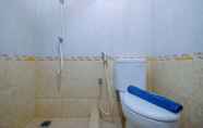 Toilet Kamar 5 Lush 3BR Residence at Grand Palace Kemayoran