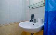 Toilet Kamar 4 Lush 3BR Residence at Grand Palace Kemayoran