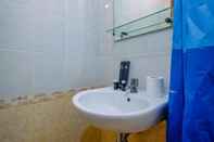 Toilet Kamar Lush 3BR Residence at Grand Palace Kemayoran