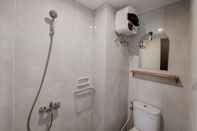 Toilet Kamar Comfortable and Simply Look Studio at Serpong Garden Apartment