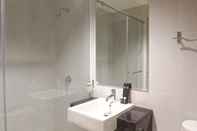 In-room Bathroom Exclusive and Vibrant 1BR Apartment at Praxis