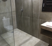 In-room Bathroom 7 Soeteweide North Bb - Close to Fancourt Golf Estate