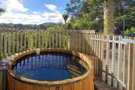 Fasilitas Hiburan The Kauri Retreat - Sea Views & Spa Pool