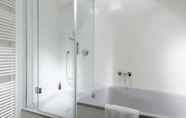 In-room Bathroom 4 Top Luxury Space Spree Mitte Berlin