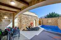 Ruang Umum Gozo Villa Near Beach w Private Pool AC BBQ