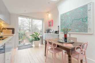 Lainnya 4 Stylish 2 Bedroom Apartment in London