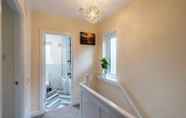 Toilet Kamar 4 Impeccable Luxury 2-bed House in Sheffield