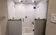 Toilet Kamar 2 3Bdrm 3.5Bath 7Beds - NRG GRB MM-Park