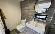 In-room Bathroom 6 River Guest House With Jacuzzi, Fire and Boat Hire