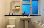 In-room Bathroom 5 Farnham 3 Bed House