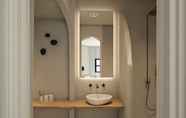 Toilet Kamar 6 Oia Memories Suites