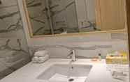 Toilet Kamar 2 Cassia Hotels and Resorts