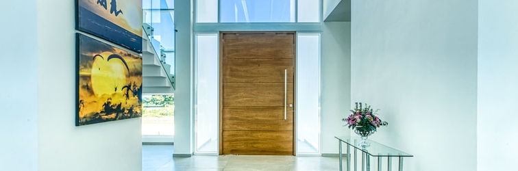 Lobby Modern and Fresh Oceanfront Villa