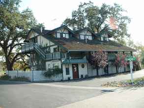 Exterior 4 The 10th Green Inn