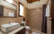 In-room Bathroom 6 Oreades Suites