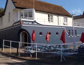 Exterior 2 Pilot Boat