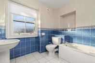 In-room Bathroom Top Sail - Beautiful Apartment Minutes Walk to Beach and Town Centre