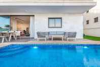 สระว่ายน้ำ luxury garden apartment heated pool
