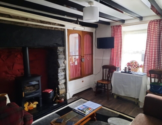 Lobi 2 Beautiful Cosy Cottage Located in North Wales, UK