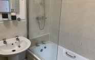 In-room Bathroom 4 Lovely 3-bed House Located in Colchester