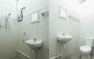 Toilet Kamar 4 Single Bed in Mixed Dormitory Room With Ac in Kuching