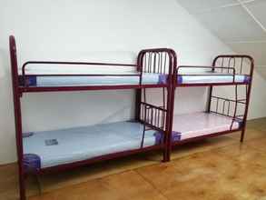 Bilik Tidur 4 Single Bed in Mixed Dormitory Room With Ac