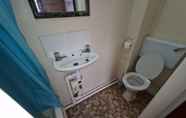 Toilet Kamar 5 The Coach House Rooms