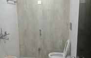 In-room Bathroom 3 Hotel Mandakini Lush
