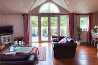 Common Space Holiday Lettings Beech Lodge - Stunning 6-bed King