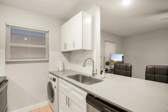 Kamar Tidur 4 Modern 1BR Near UT Hyde Park Evonify