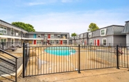 Swimming Pool 6 Stylish 1BR Near UT Mueller Evonify