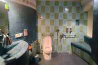 Phòng tắm bên trong Surwahi Social Ecoestate Kanha