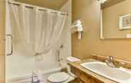 Toilet Kamar 5 Arbutus Grove Motel