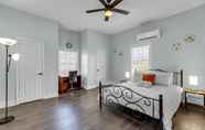 Bilik Tidur 5 Modern Apartments near Downtown Greensboro