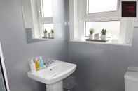 Toilet Kamar One Bedroom Apartment by Klass Living Serviced Accommodation Blantyre - Welsh Drive Apartment with Wifi