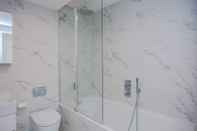 Toilet Kamar Contemporary 2 Bedroom in West London