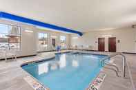 สระว่ายน้ำ Cobblestone Hotel & Suites - International Falls