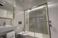 Toilet Kamar Zurin Charm Hotel