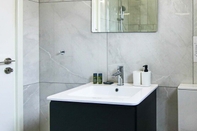 In-room Bathroom Phaedrus Living: City View Luxury Iras Flat 102