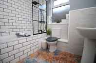 In-room Bathroom Junctions Way by Tŷ SA - NEW 3 Bed
