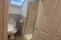 Toilet Kamar Stunning 3-bed House in Wolverhampton