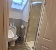 In-room Bathroom 7 Stunning 3-bed House in Wolverhampton