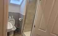 In-room Bathroom 7 Stunning 3-bed House in Wolverhampton