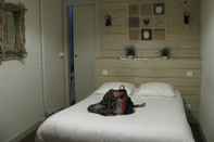 Bedroom Logis Hotel Le Cheval Noir