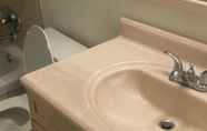 In-room Bathroom 4 WHOLE Family - Rosemont - Hostel