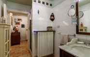 In-room Bathroom 7 Villa Agave 8 in Monteciccardo