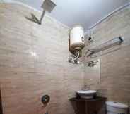 In-room Bathroom 7 Goroomgo Citizen Haridwar