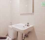 Toilet Kamar 6 Nice And Comfy Studio Apartment At M-Town Residence