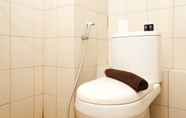 Toilet Kamar 7 Comfortable And Minimalist Studio At Riverview Jababeka Apartment